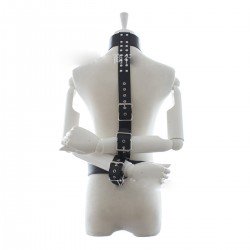 Bondage Fesseln - die Hände auf dem Rücken Bondage Fesseln - die Hände auf dem Rücken