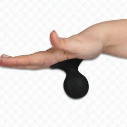Un plug boule couleur noire qui reste fixée en main Un plug boule couleur noire qui reste fixée en main