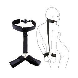 BDSM-Handschellen an Rücken und Knebel